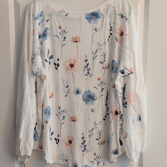 NWT Floral Boho V-Neck Blouse White With Blue and Pink Flowers - Picture 2 of 6